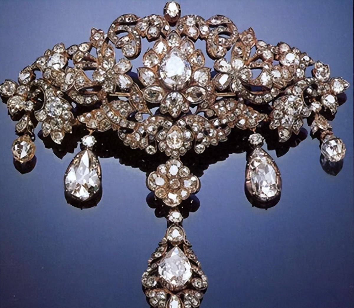 通过分析欧洲中世纪珠宝风格,了解欧洲文化和宗教的发展_社会_时期_的