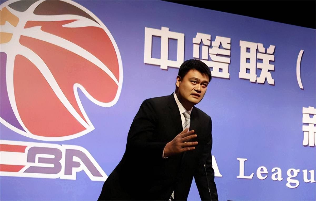 42岁姚明现状:体重近400斤,妻子依旧风韵,13岁女儿身高近2米!