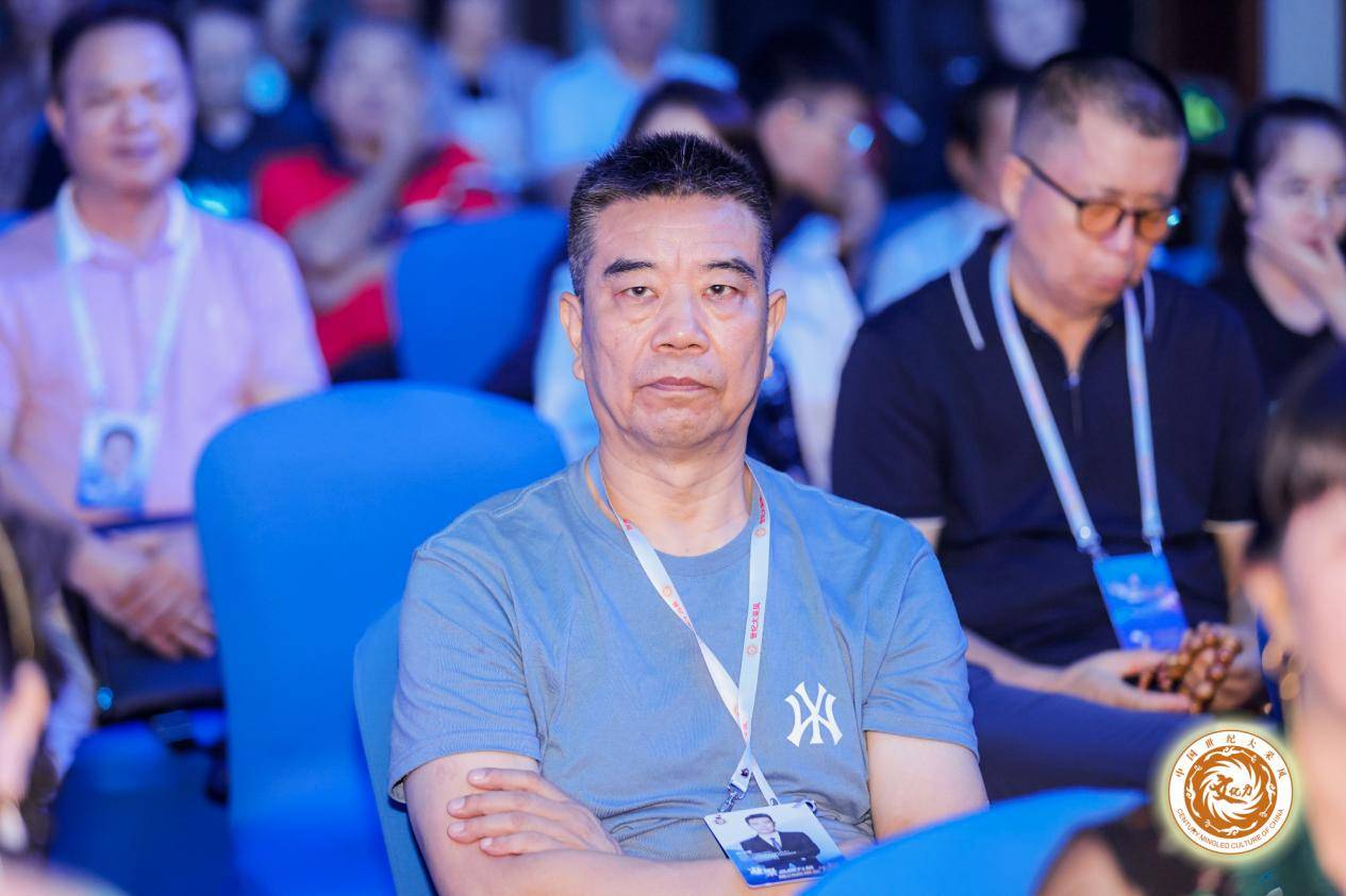 杨绍君出席第二十三届世纪大采风品牌人物盛典_中国_手法_杨氏