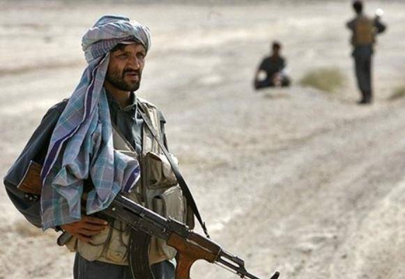 一个手持罗马尼亚ak47的塔利班分子1989年,苏联撤军阿富汗,这场战争被