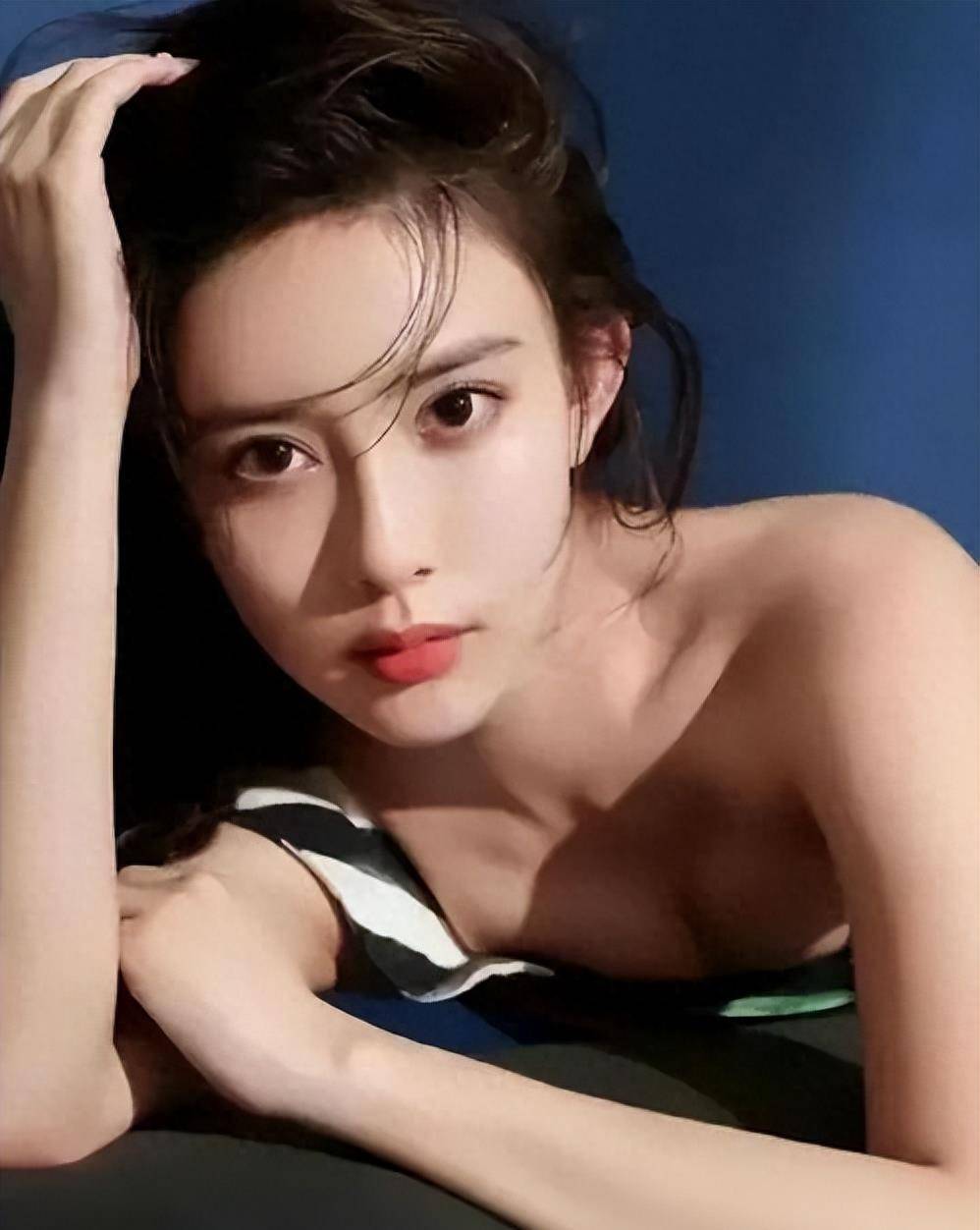 孟子义性感吊带背心秀出丰满姣好的身材,令人惊艳_观众_时尚_衣服