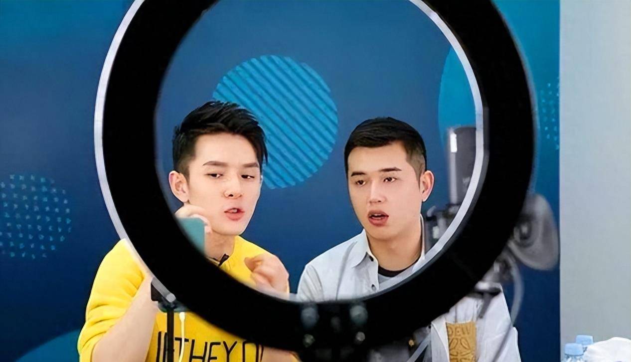 李佳琦助理付鹏近况曝光,住豪宅生活奢侈,单干真正原因惹争议_直播间