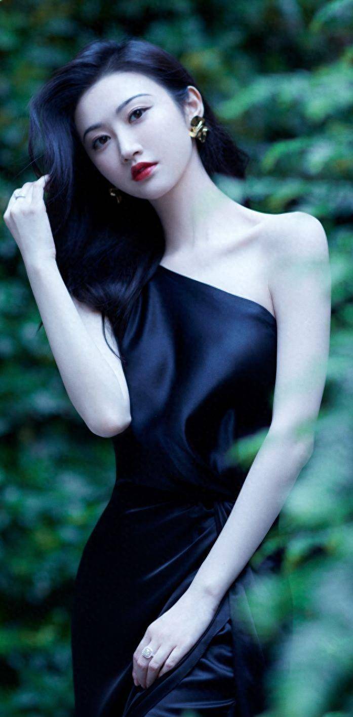 四年后,景甜毕业并签约星光灿烂影视公司,从而正式进入演艺圈发展.