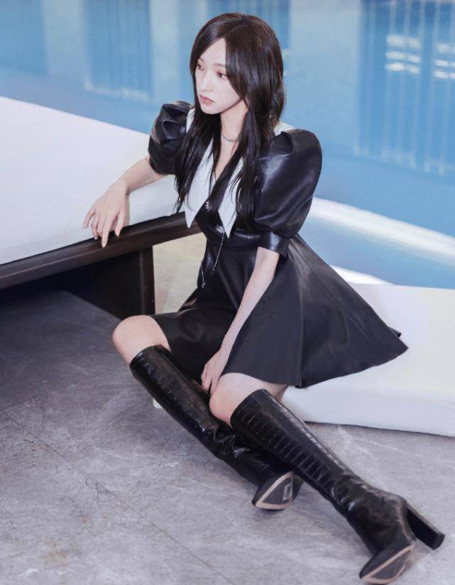 程潇为证明腿不粗,大胆挑战"骑士靴",不料超显腿长_look_时尚_黑色