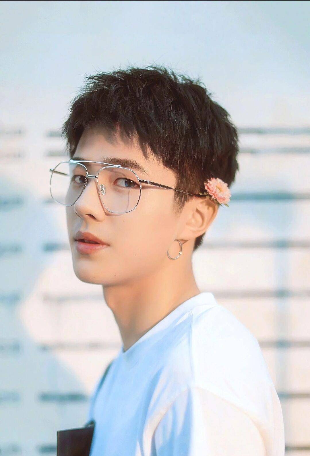 刘昊然被问谁唱歌比他更难听,他直接回答说王鹤棣和周也_网友_龚俊