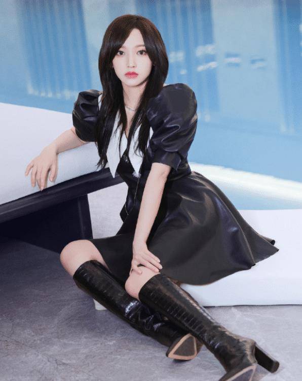 程潇为证明腿不粗,大胆挑战"骑士靴",不料超显腿长_look_时尚_黑色