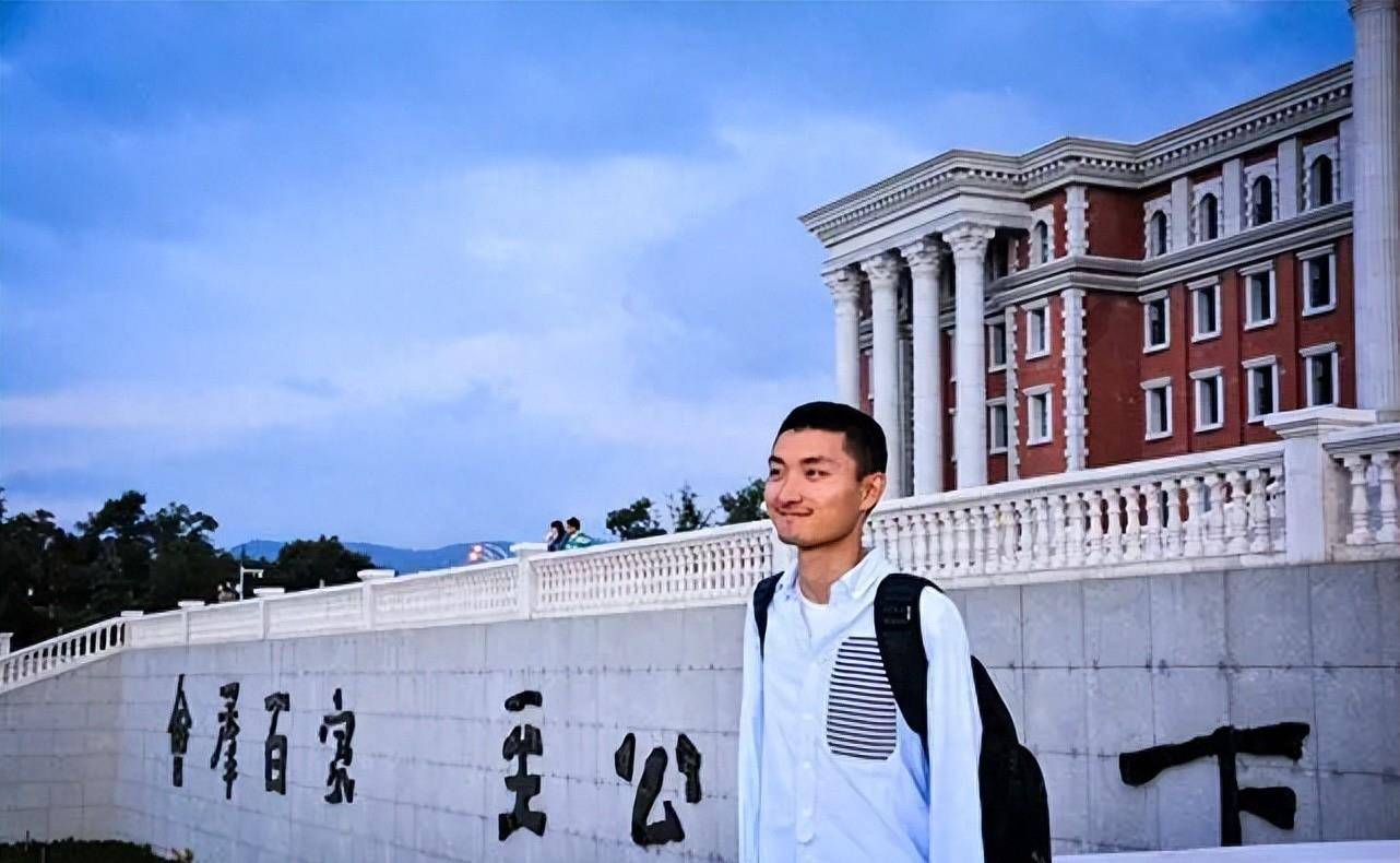 7岁失去双臂,26岁成剑桥大学硕士,云南小伙杨孟衡是如何逆袭的_父母