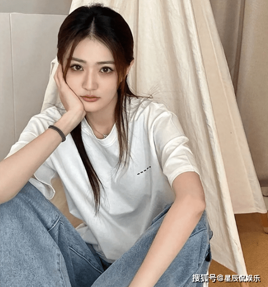 所以有网友表示,徐璐也年龄不小了,赶紧找个人步入婚姻,才是最应该做