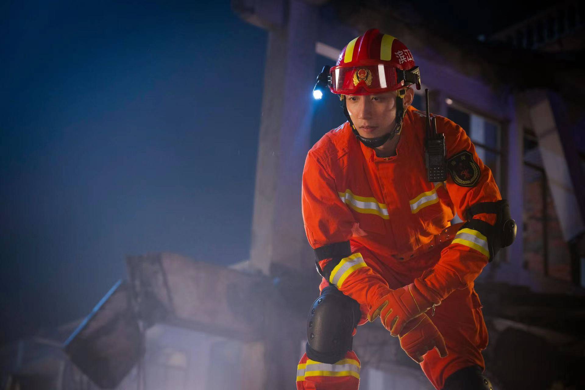 《他从火光中走来》来了,你的正装老公黄景瑜即将上线_身高_作品_南初