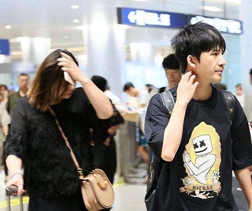 网友国外偶遇大张伟夫妇,女子6000元名牌帽,体型肥硕像200斤!