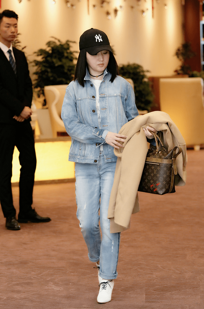 杨钰莹晒旅游照,一点不像50岁的老阿姨,尤其是皮肤很白还紧致!