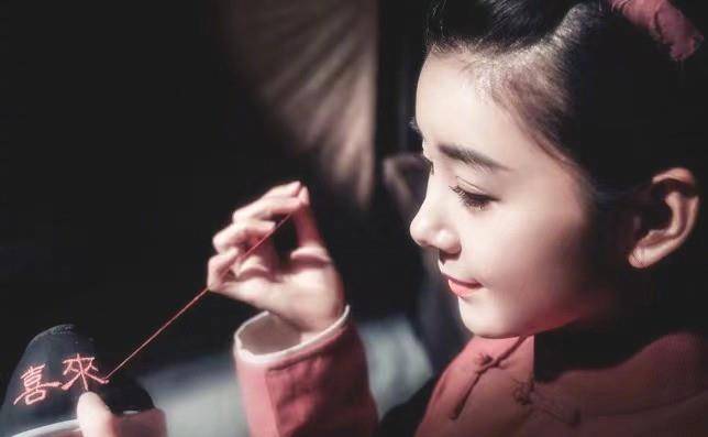 李小萌出演《百炼成钢》获好评,不仅凭借山东话圈粉,唱歌也好听