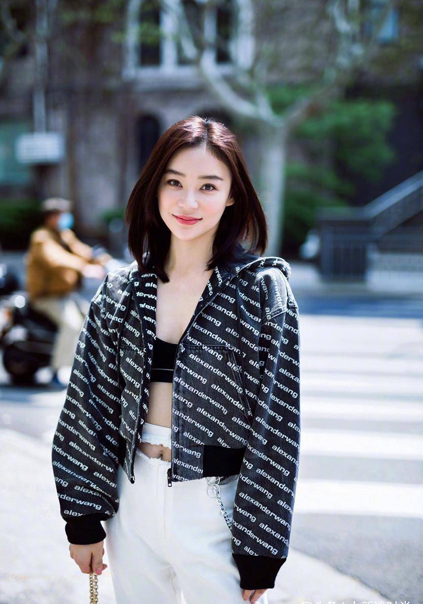 袁姗姗真是豁出去了!内搭不穿裹块布,一般人真不敢穿_穿着_时尚_身材