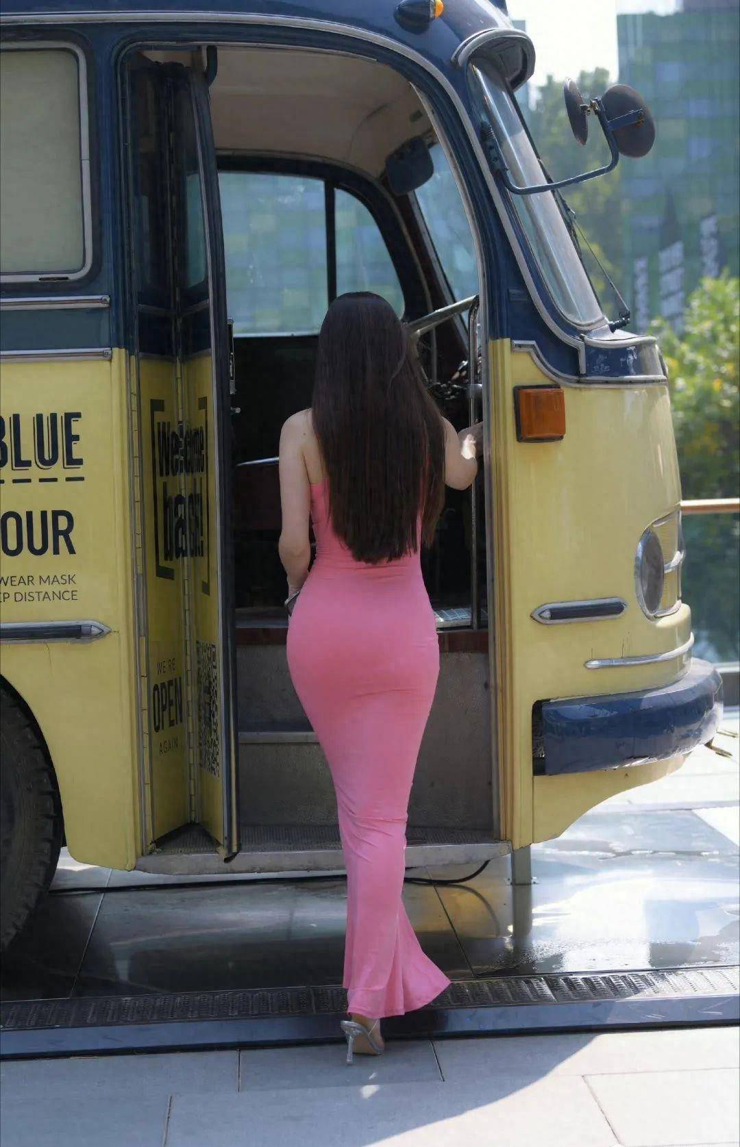 粉色紧身翘臀修身长裙,展现出美女纤腰好身材的s曲线