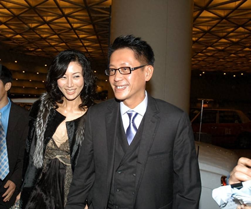 何超琼现身贵州山区,61岁穿着吊带小黑裙,许晋亨成为最大输家_李嘉欣