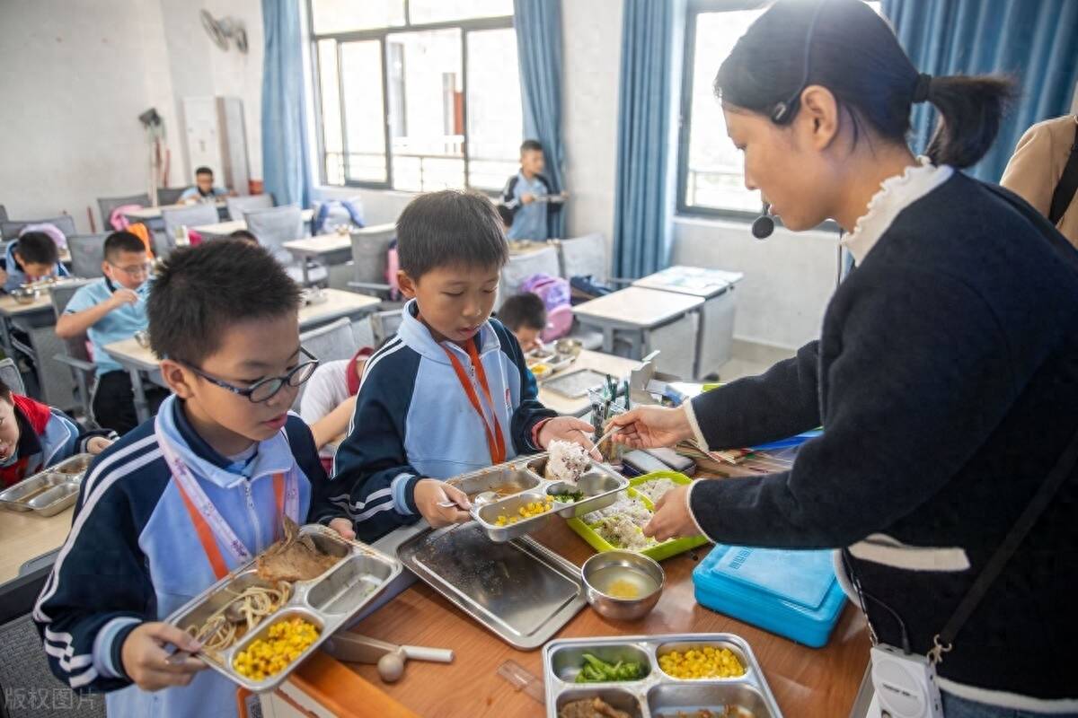 无锡小学生抱怨食堂饭菜难吃,学校回应:食堂外包,学生也有问题