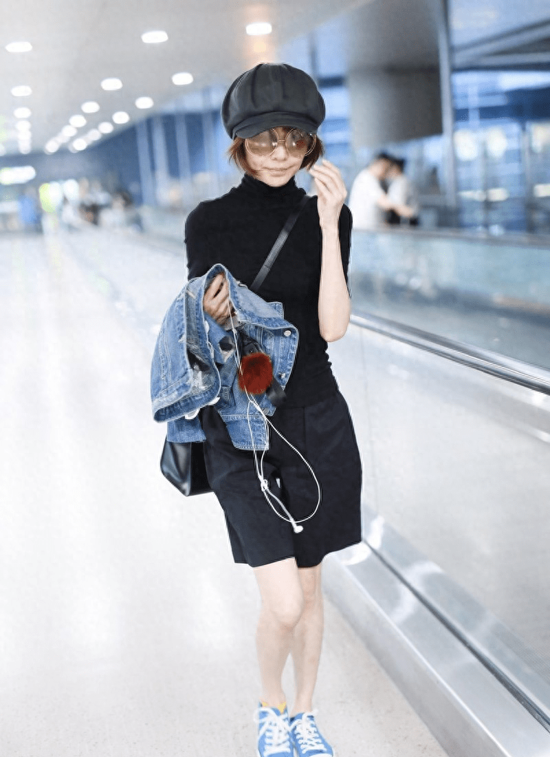 53岁鲁豫胖20斤整容式变美!走机场穿修身裙,又时髦又有曲线美!