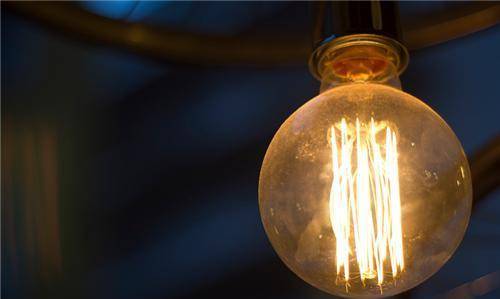 1801年英国戴维成功实现铂丝通电发光;1854年亨利戈培尔让炭化竹丝在