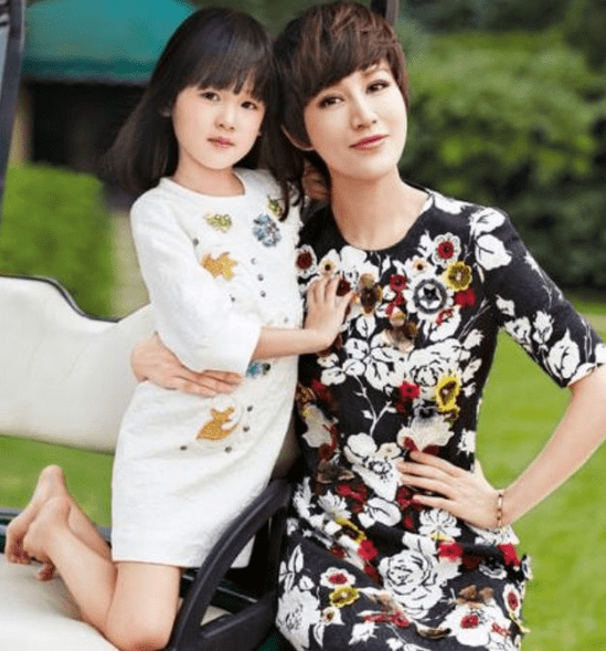 陆毅全家现身电影院,贝儿快和妈妈一样高,俩姐妹大长腿比手臂细_鲍蕾