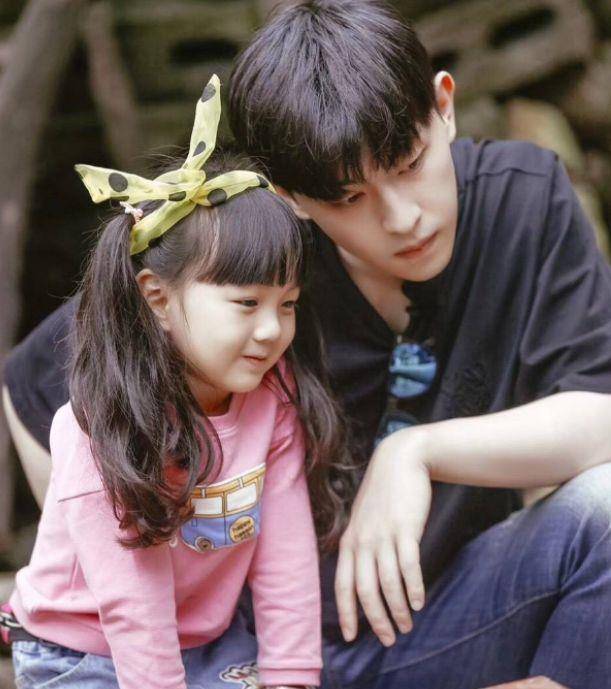 《爸爸去哪儿》小山竹近照曝光,穿露腰装,遭网友吐槽_邓伦_照片_小孩