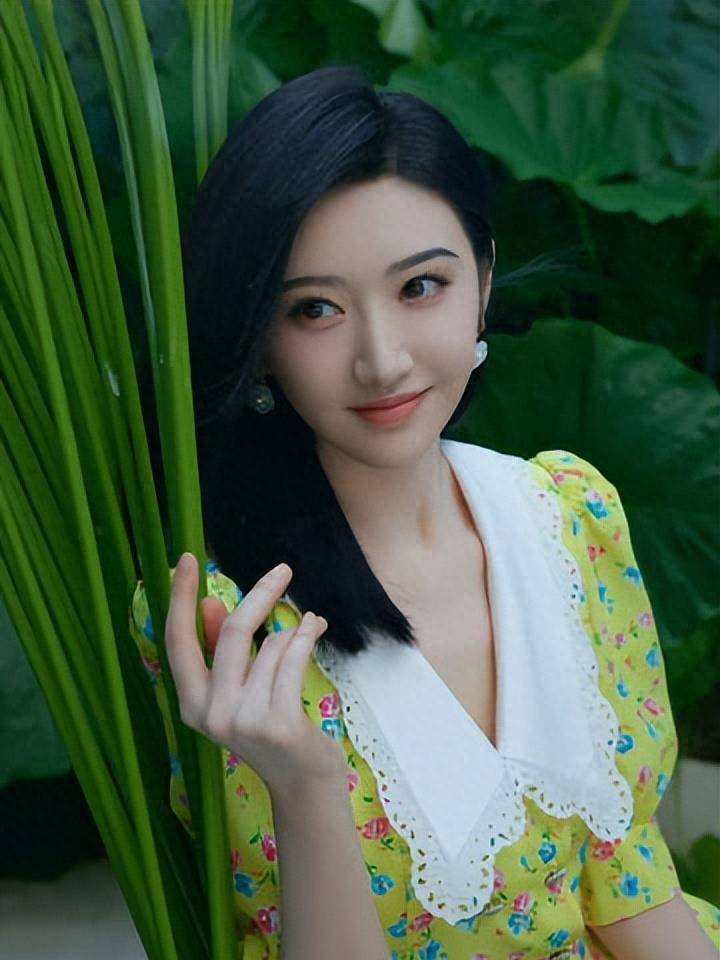 绿意盈盈!景甜甜美写真来袭_夏日