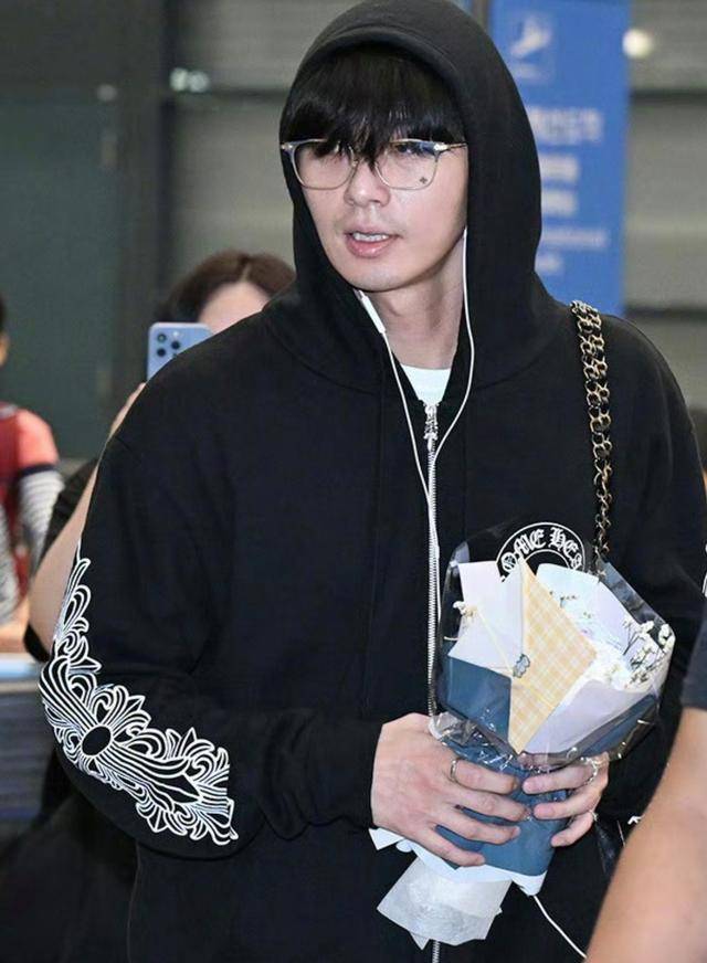 当天,朴叙俊身穿黑色连帽卫衣,内搭白色t恤,下身则