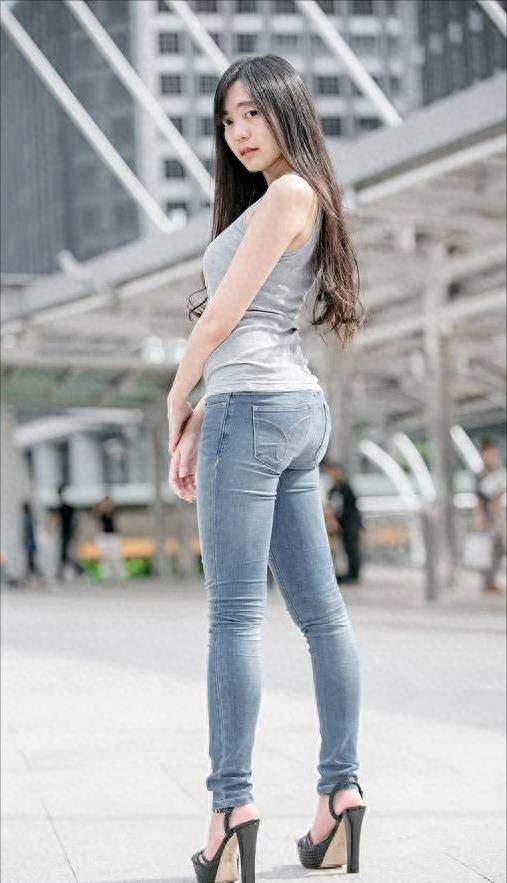 清纯美女与小姐姐牛仔裤,难以抗拒的诱惑