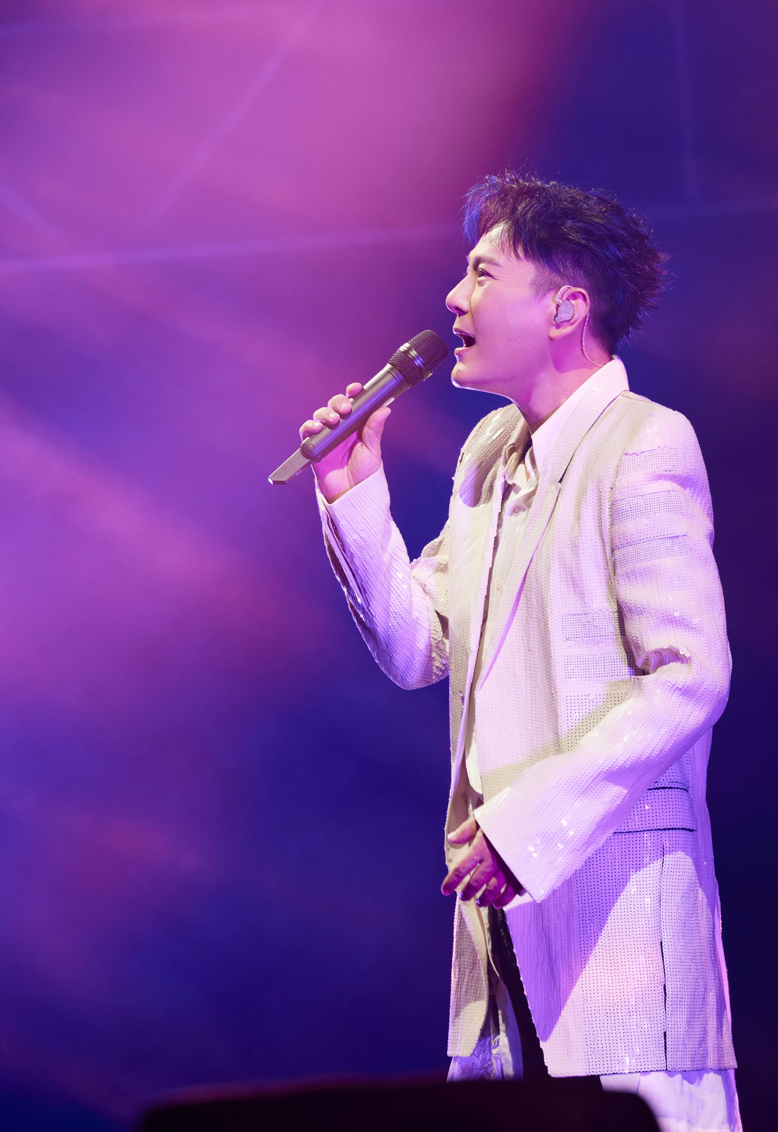 张信哲北京站仪式感拉满,未来式2.0巡演今晚精彩继续_歌迷_观众_演唱