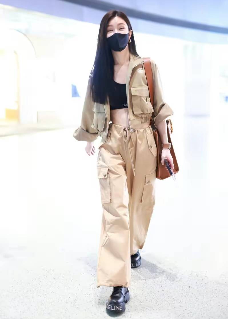 文咏珊卡其色露脐工装风造型,率性满满的_黑色_休闲_厚底