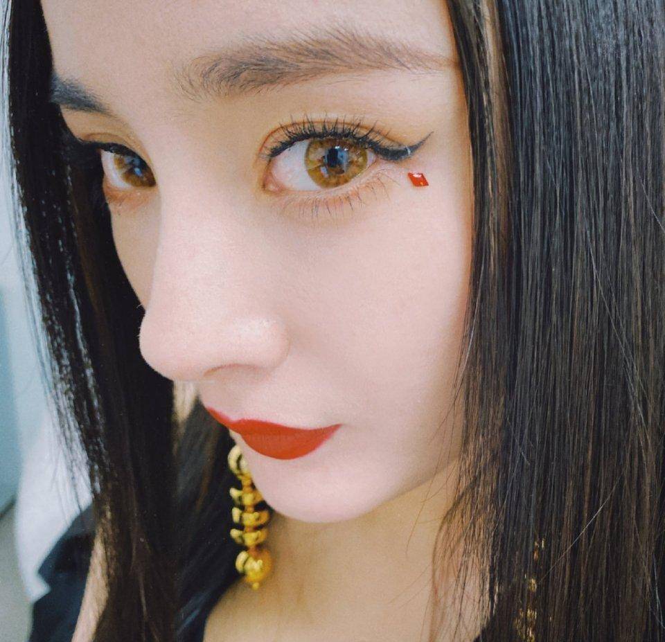 一颗痣就能让女明星变得不一样?