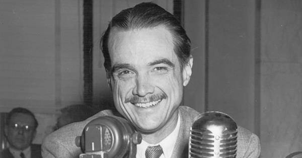 霍华德·休斯:18岁继承石油公司,一心挥霍家产,意外成世界首富_飞行员