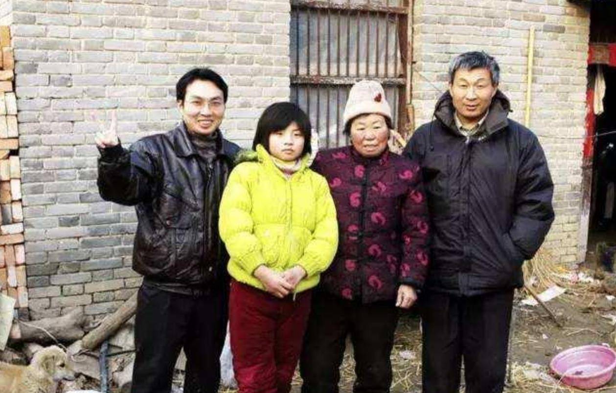 15年前,那位"带妹妹读大专"感动中国的洪战辉,近况如何?