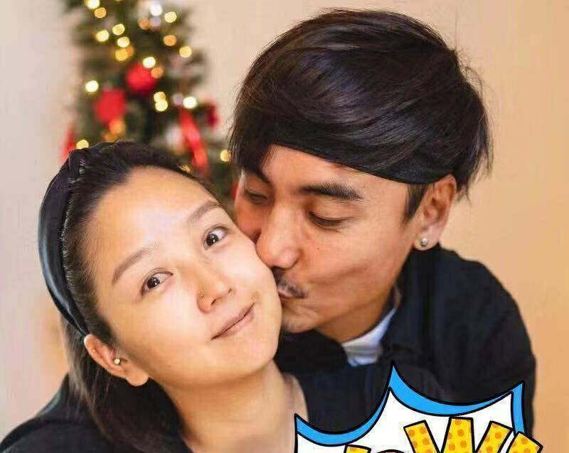 何洁罕晒七宝正面照,小小年纪就戴黑框眼镜,书卷气满满,超像迷你