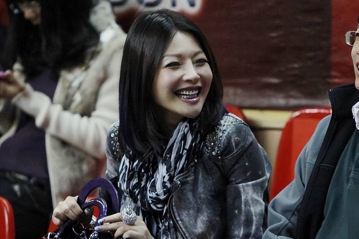 总之,广东宏远篮球俱乐部老板娘吴迪在中国香港参加体育文化合作签约