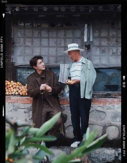 林更新和农民大爷,把苞米地拍成了时尚圈_田园_成为了_社交