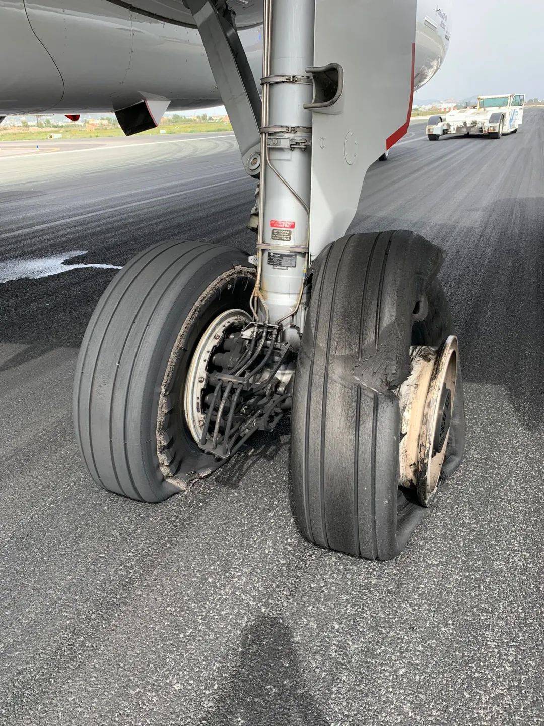 民航联盟a321着陆时爆胎 致机场关闭4小时