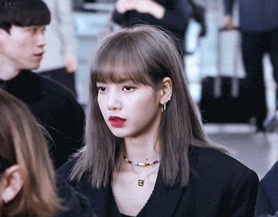 lisa出席疯马秀,脱下内衣翩翩起舞,竞相抚摸取悦富豪,光明会羞辱仪式