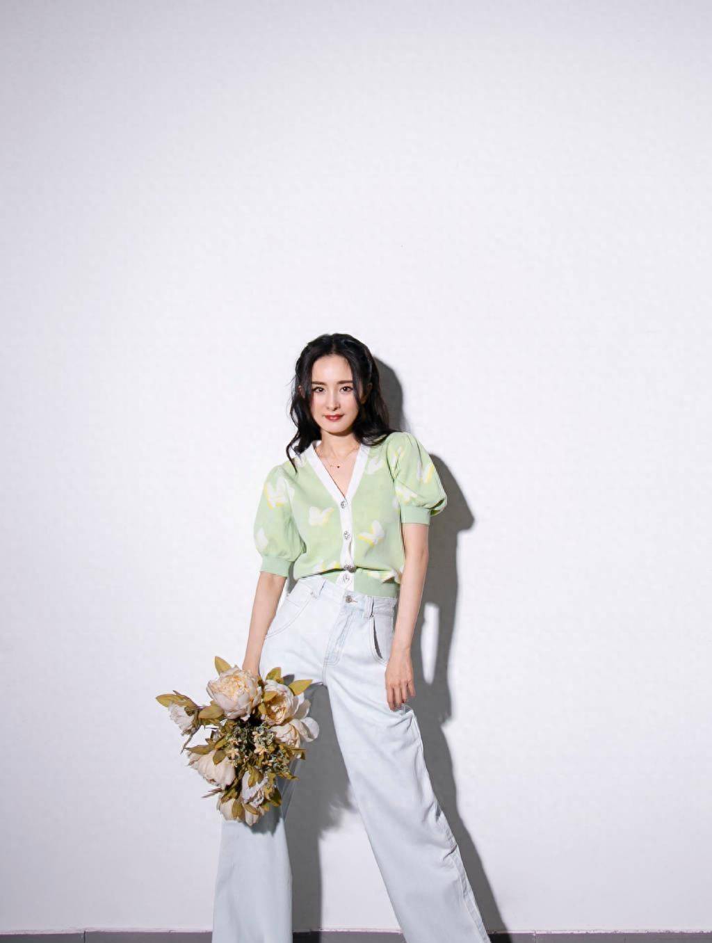 杨幂逛三里屯被偷拍,穿黑袜美腿惊人!_黑色_短裤_造型