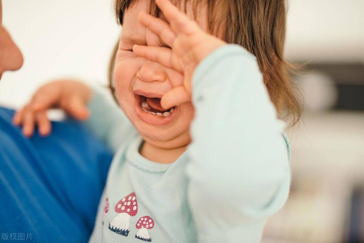 孩子放学后有这三种表现,暗示在幼儿园过的不开心,妈妈要重视_生活