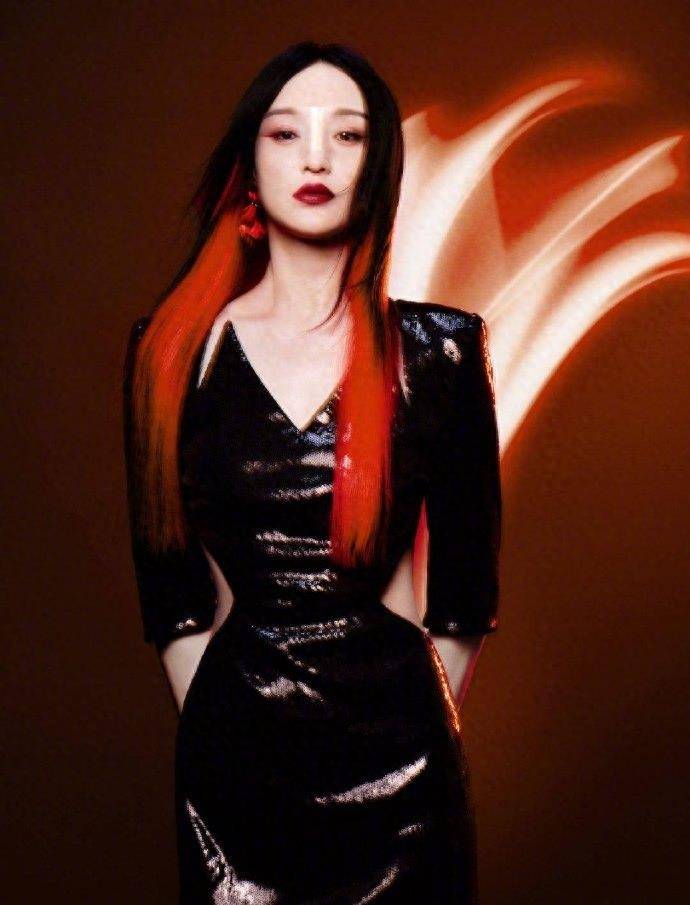 周迅胆真大,斑马纹长发搭配粉色眼妆好野,真不愧自信的周公子_时尚