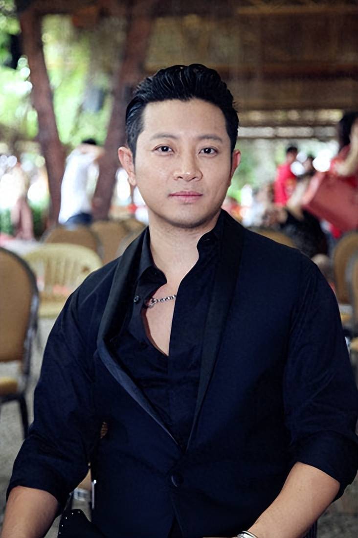 而事业刚起步的瞿颖,担心过早结婚生子会导致身材走形,人气下滑,便