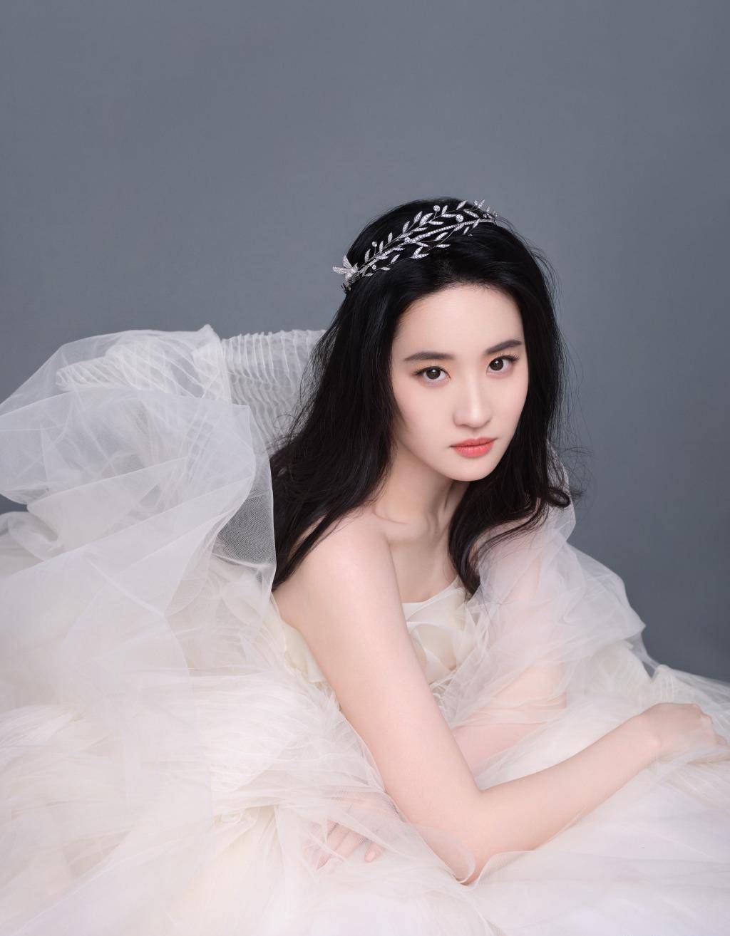 戴百万珠宝的女星们,谁更贵气,更出彩?_刘亦菲_邱天_何超莲