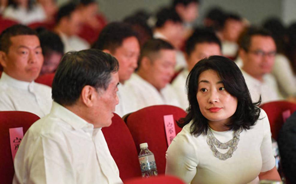 宗馥莉:41岁发胖脸变大成中年妇女,有钱人不屑追她,嫁不出去了_宗庆后