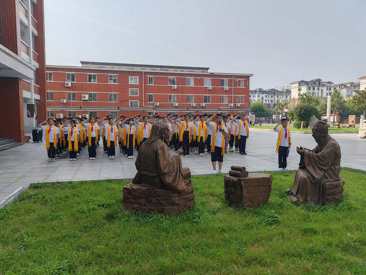 濮阳市油田第十中学五年级举办"敬圣贤,学圣贤"尊师活动