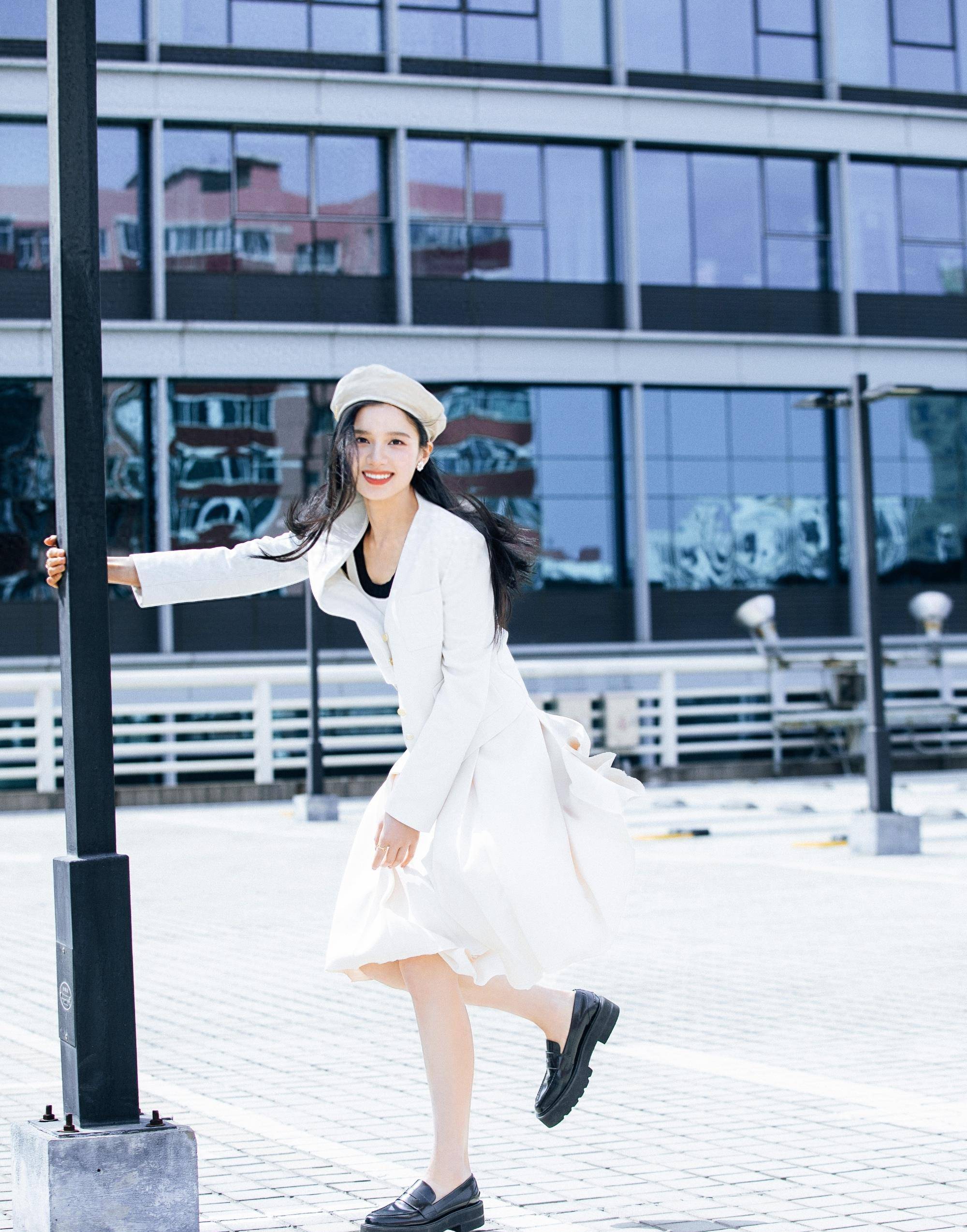 张婧仪的吸顶照,纯白西装搭配贝雷帽,好漂亮的茉莉花少女_白色_性格