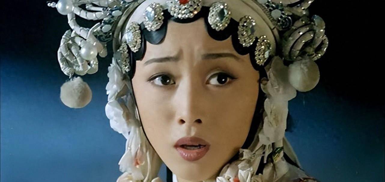 毕业后,她被分配到北京京剧院青年剧团,1987年正式踏入演艺圈.