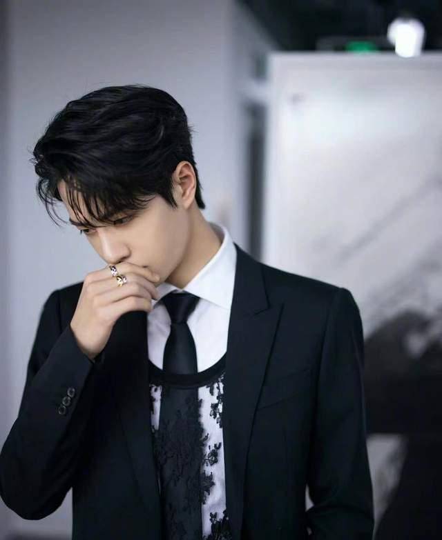 退队后形同路人,靠装亲近博热度,uniq最典型_工作_王一博_情况