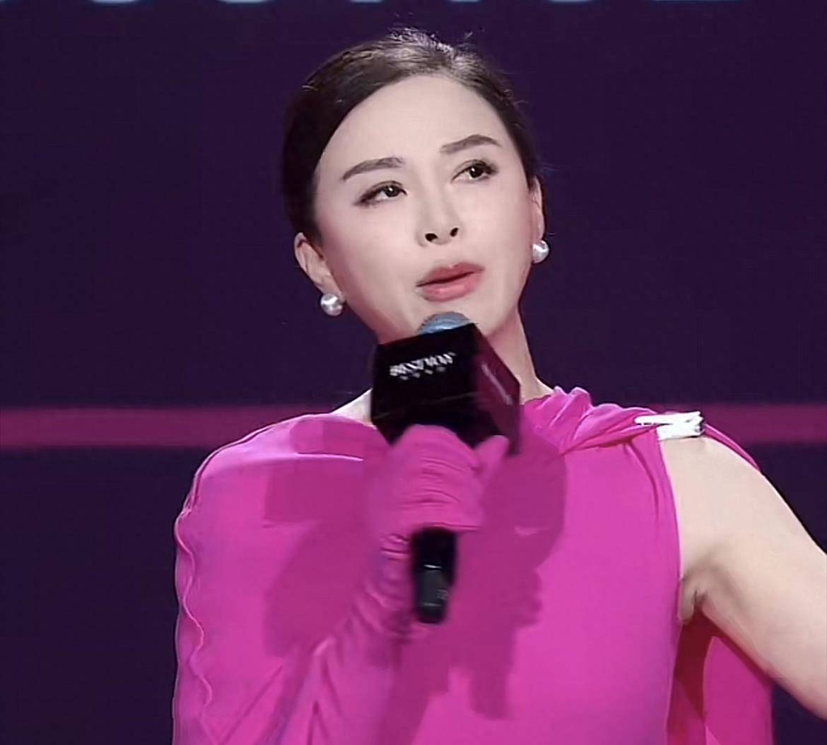 网红于文红撕碎他的叛逆者,连累伊能静,痛斥他是他