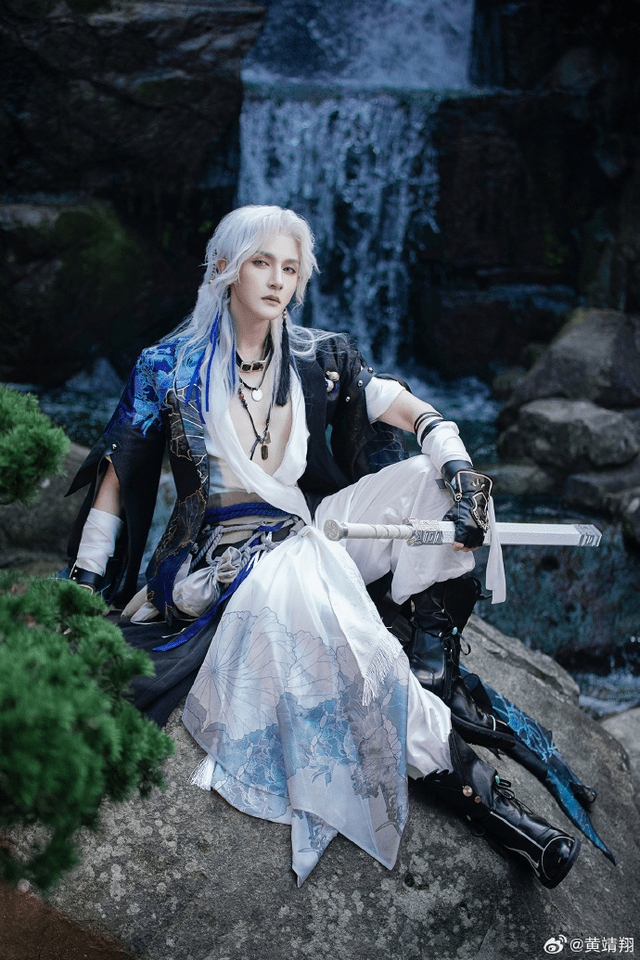 不知不觉间,黄靖翔已经35岁了,然而他最近晒出的cos照,白发 豪放不羁