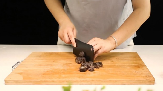 秋天早餐给孩子喝它,钙是牛奶4倍,铁是豆浆5倍,营养又美味_小米_海参